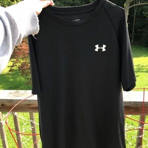 Simple loose black under armour t shirt